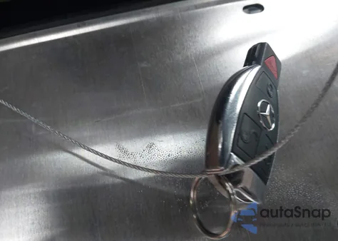 2018 Mercedes-Benz C 300 z USA, uszkodzony, nr VIN 55SWF4JB9JU237149